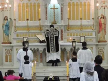Missa tradicional celebrada pelo IBP na capela do convento São José de Chambéry, em Curitiba.