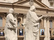 A imagem das quatro novas santas canonizadas ontem de manhã pelo Papa Francisco na Praça de São Pedro no Vaticano. Foto Daniel Ibáñez