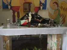 Imagens queimadas sobre o altar da Capela de São Judas Tadeu.