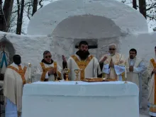 Uma imagem da Missa celebrada na capela de gelo.