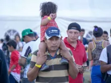 Membros da chamada caravana de migrantes em sua passagem pela Cidade do México.