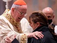 Cardeal Vallini saúda mãe de Carlo Acutis, Antonia Salzano.