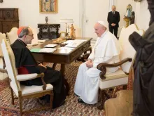 Cardeal Barbarin conversa com o Papa Francisco.