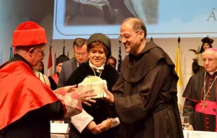 Cardeal Antonio Cañizares entrega barrete do doutorado ao Pe. Saverio Cannistrà.