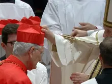 Dom Leonardo Steiner recebe o barrete de cardeal. Captura Vatican Media