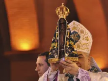 Cardeal Orani João Tempesta com imagem de Nossa Senhora Aparecida.
