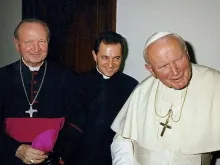 O Cardeal Marian Jaworski junto com João Paulo II.