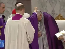 O cardeal Piacenza impõe as cinzas ao papa Francisco