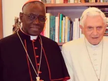 Cardeal Robert Sarah e Bento XVI. Crédito: pd
