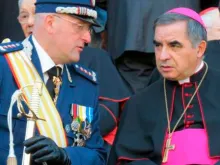 Cardeal Angelo Becciu e o ex-comandante da Gendarmeria do Vaticano em 2012, Domenico Giani. Crédito: Alan Holdren