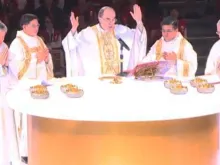 Cardeal Philippe Barbarin presidindo a Missa no 4° Congresso Mundial da Misericórdia nas Filipinas 
