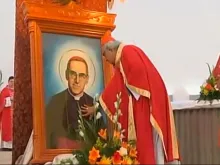 Cardeal Leopoldo Brenes reza diante de uma imagem de São Óscar Romero na Catedral de Manágua.