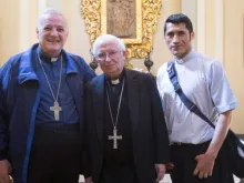 Cardeal Antonio Cañizares (centro), Dom Adelio Pasqualotto, Vigário Apostólico de Napo (Equador) (esquerda) e sacerdote equatoriano José Vicente Yanangómez (direita).