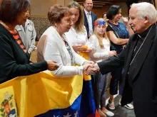 Cardeal Antonio Cañizares saúda um grupo de fiéis da Venezuela.