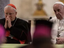 O Cardeal Gualtiero Bassetti junto com o Papa Francisco.