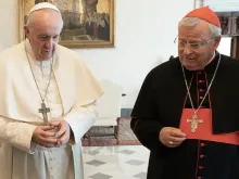 Cardeal Gualtiero Bassetti e o papa Francisco 