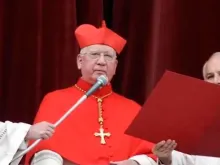 O cardeal Jorge Medina ao anunciar a eleição de Bento XVI
