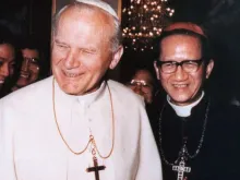 Foto de arquivo: Cardeal Van Thuan com São João Paulo II.