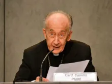 Cardeal Camillo Ruini na apresentação dos Prêmios Ratzinger na Sala de Imprensa do Vaticano