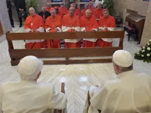 Os 14 novos cardeais com o Papa Francisco e o Papa Bento XVI.