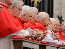 Um grupo de cardeais no Vaticano.