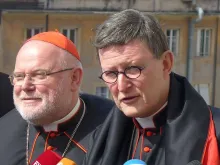 Cardeal Rainer Maria Woelki (dir) e Cardinal Reinhard Marx em Roma. Credit: Paul Badde