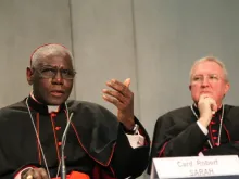 O cardeal Robert Sarah (esq.) e o bispo Arthur Roche em 2015