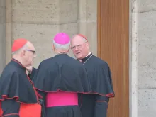 Cardeal Dolan conversando com bispos fora da Sala do Sínodo, em Outubro de 2014.