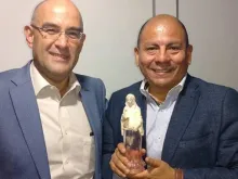 Carlos Beltramo e Carlos Polo, com o Prêmio Humanidade 2016.