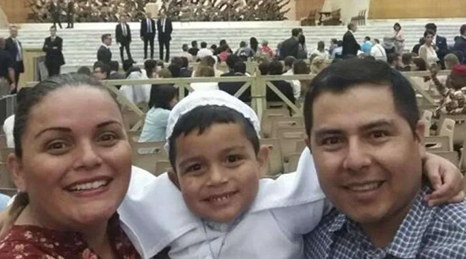 CarlosDanielPadresAulaPabloVI_CinthiaRoman_240817_1.jpg ?? 