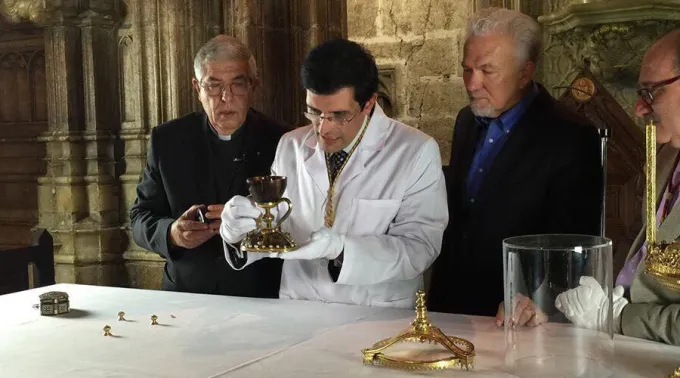 CarlosEvaristocomReliquiaSantoCalice_FotoCortesiaCarlosEvaristo.jpg ?? 