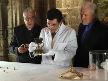 Carlos Evaristo avaliando a relíquia do Santo Cálice 
