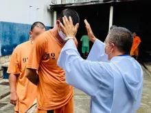 Pastoral Carcerária servindo em um presídio 