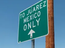 Sinalização de trânsito na estrada em direção a Ciudad Juárez.