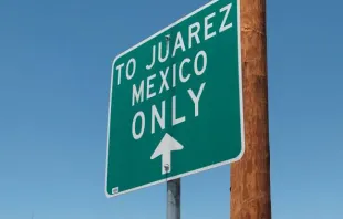 Sinalização de trânsito na estrada em direção a Ciudad Juárez.