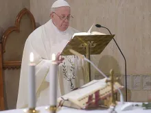 Papa Francisco pronuncia a homilia.