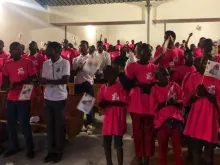 Crianças e jovens na Casa Mateus 25 em Moçambique. Crédito: Vatican Media