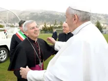 Dom Michele Castoro recebe o Papa Francisco em San Giovanni Rotondo, em março deste ano.
