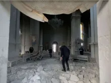 Interior da catedral destruída.