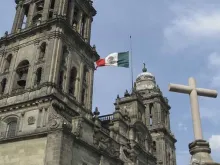 Detalhe da Catedral do México com a bandeira.