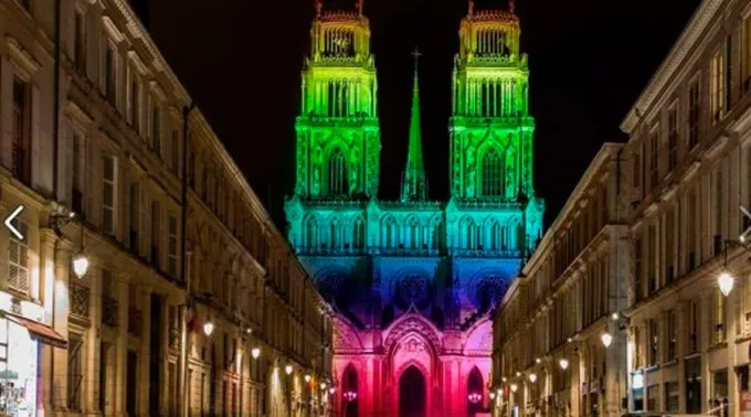 CatedralOrleansBanderaGay_TwitterRiposteCatoliq_210616.jpg ?? 