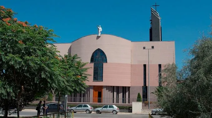 CatedralTirana_WikipediaDori_CC-BY-2.5.jpg ?? 