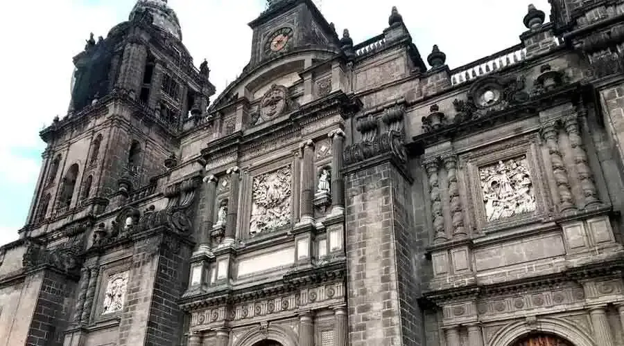 Feministas intentan incendiar la catedral de la Ciudad de México