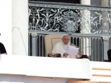 Papa Francisco pronuncia sua catequese.