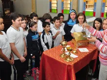 Catequista com catequizandos