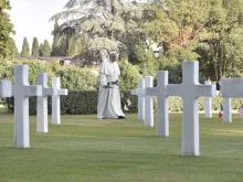 Papa no cemitério Nettuno em 2017.