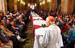 Cardeal Ezzati dirige algumas palavras a 250 pessoas sem teto que acolheu no dia 19 de agosto na Catedral de Santiago para jantar