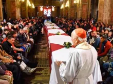 Cardeal Ezzati dirige algumas palavras a 250 pessoas sem teto que acolheu no dia 19 de agosto na Catedral de Santiago para jantar