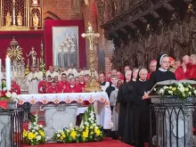 Beatificação em Breslávia, com a imagem das beatas ao fundo