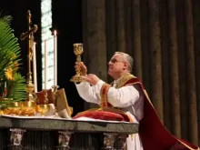 Padre Dominique Aubert, reitor da Catedral de Chartres, França, celebra a missa na forma extraordinária do Rito Romano